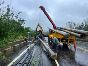 小犬颱風強勢襲台！恆春半島逾5.6萬戶停電　台電動員200人急搶修
