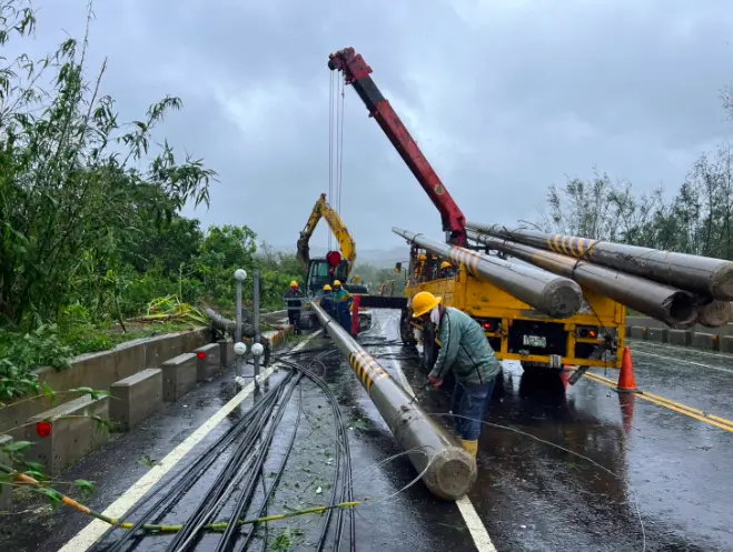 ▲屏東恆春半島逾5萬6千戶停電，台電動員200人搶修。（圖／台電屏東營業處）