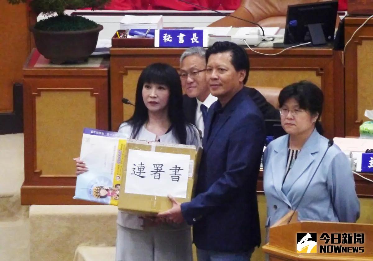 ▲新北市議員蔡淑君在新北市議會遞交超過1.3萬份的地方聯署書，希望中央能夠傾聽民意。（圖 ／記者吳嘉億攝，2023.10.05）
