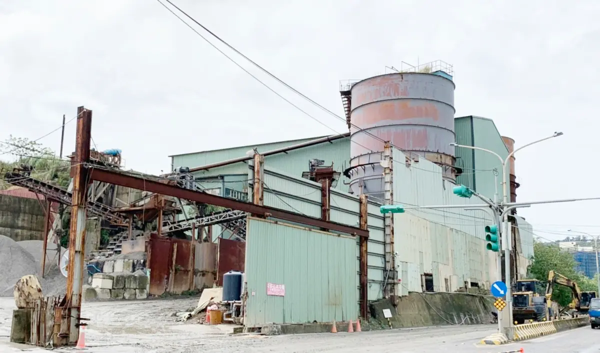 ▲2021年10月12日凌晨，桃園市龜山區的承恩砂石場發生砂石崩塌，造成正好路過該處的計程車戴姓司機當場慘死。（圖／記者李春台翻攝）