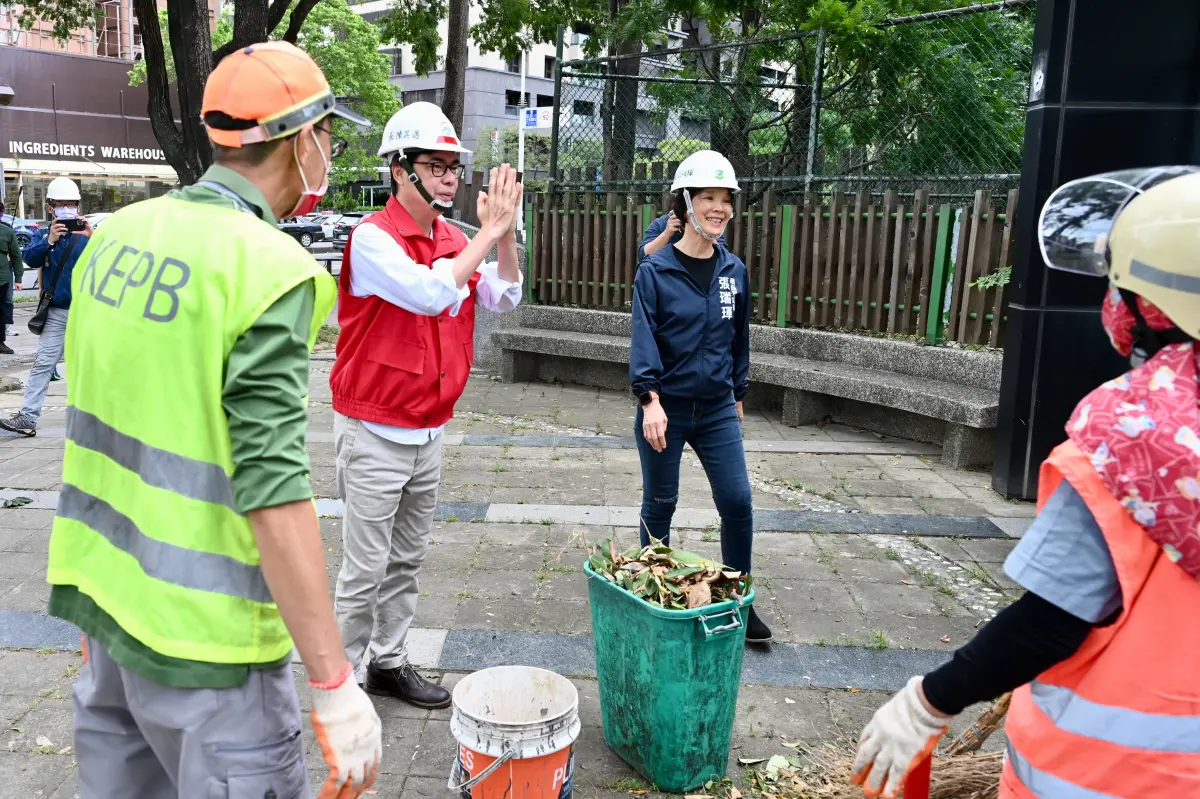 ▲「小犬」颱風今天上午在台灣南端登陸，造成逾百棵路樹倒伏。市長陳其邁下午率相關局處至市區視察現場清理作業，感謝第一線施工人員辛勞。（圖／高市府提供）