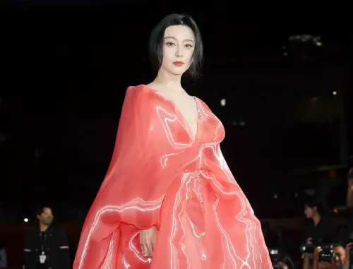 ▲范冰冰穿華麗禮服登上釜山影展,展現女王氣勢。(圖/美聯社/達志影像) ▲范冰冰穿華麗禮服登上釜山影展,展現女王氣勢。(圖/美聯社/達志影像)