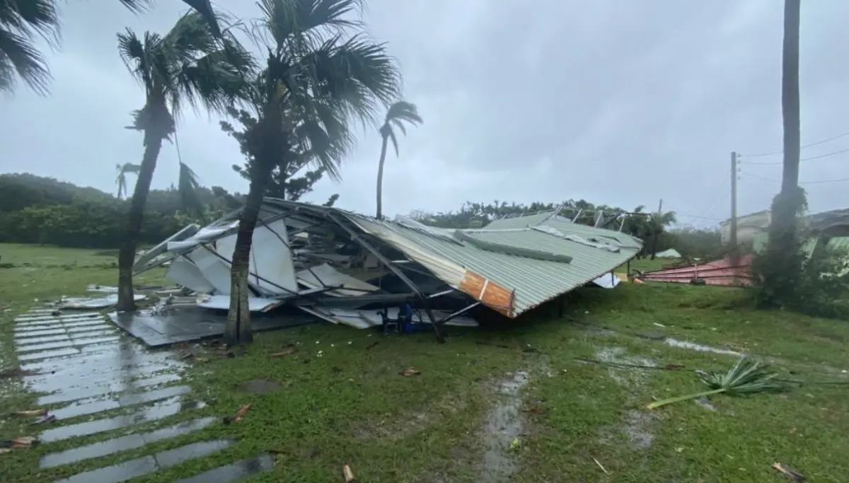 ▲鵝鑾鼻公園臨時辦公室倒塌。（圖／翻攝畫面）
