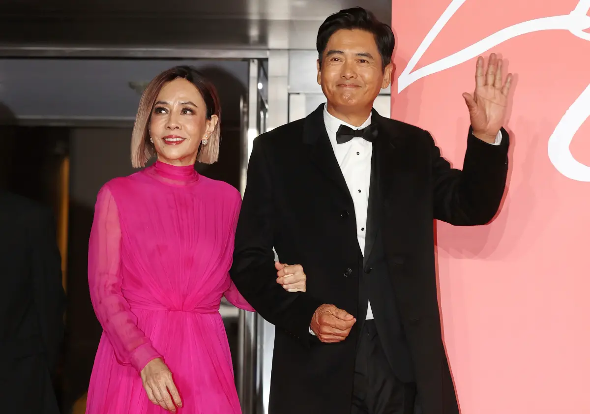▲68歲周潤發（右）出席釜山影展笑談死訊：「跑一跑就死了！」提及捐款215億身家做公益，他透露是被妻子陳薈蓮捐出去的，自己都領零用錢。（圖／美聯社／達志影像）