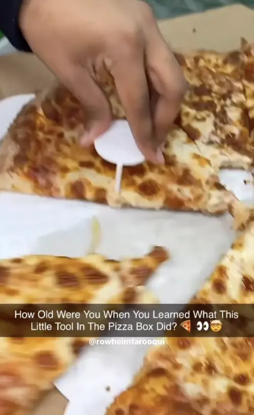 ▲▼法魯基拿著披薩救星放置在其中一片披薩的邊緣處，接著再拉開旁邊那片披薩，就能完美分割出一塊完整的披薩。（圖／翻攝自IG＠rowheimfarooqui）