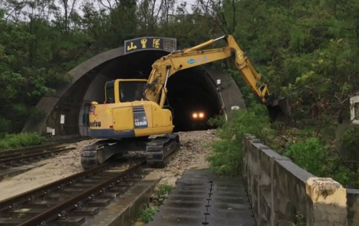 ▲今晚6時起至晚上12時台鐵部分列車恢復行駛，不過，台東–山里間因山里隧道北口受土石流覆蓋路線影響，目前工務單位正在搶修中，因此花蓮–台東間對號列車維持停駛。（圖／翻攝畫面）