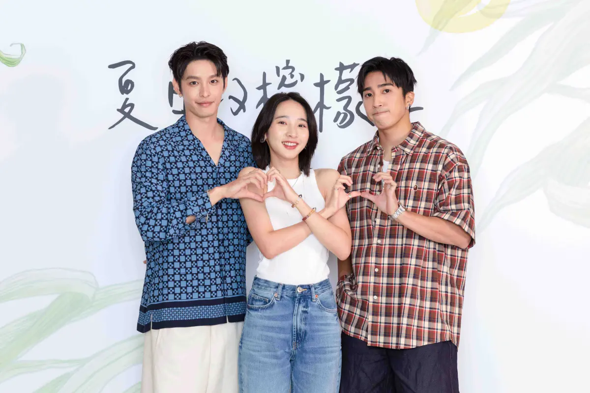 ▲李沐（中）在電影《夏日的檸檬草》中，上演初戀即勇敢倒追曹佑寧（左）的女孩，而婁峻碩（右）合作小曹坦言壓力很大，因為他完全吃不胖。（圖／百薇國際娛樂）