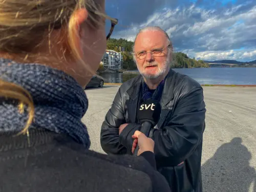 ▲2023年諾貝爾文學獎得主佛斯（Jon Fosse）在家鄉挪威的一處港口接受訪問。（圖／美聯社／達志影像）