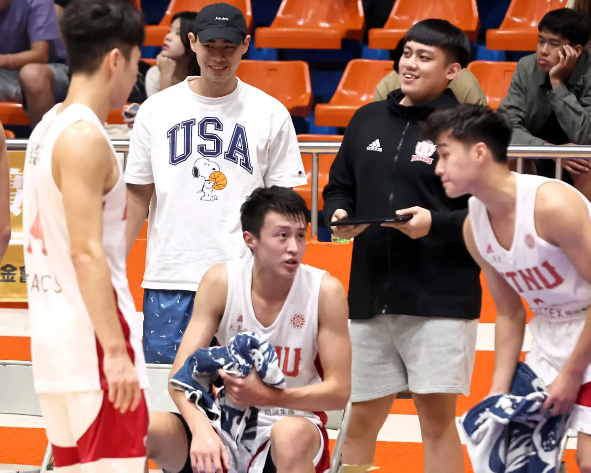 ▲師大校友林信寬(戴帽者)與學弟互動愉快。官方提供