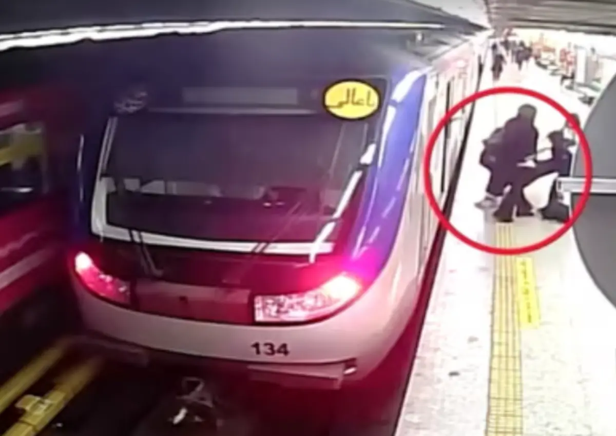 ▲16歲的伊朗少女杰拉萬德，疑似因頭巾問題遭執法人員暴力對待，於地鐵車廂昏倒送醫。（圖／擷取自影片）