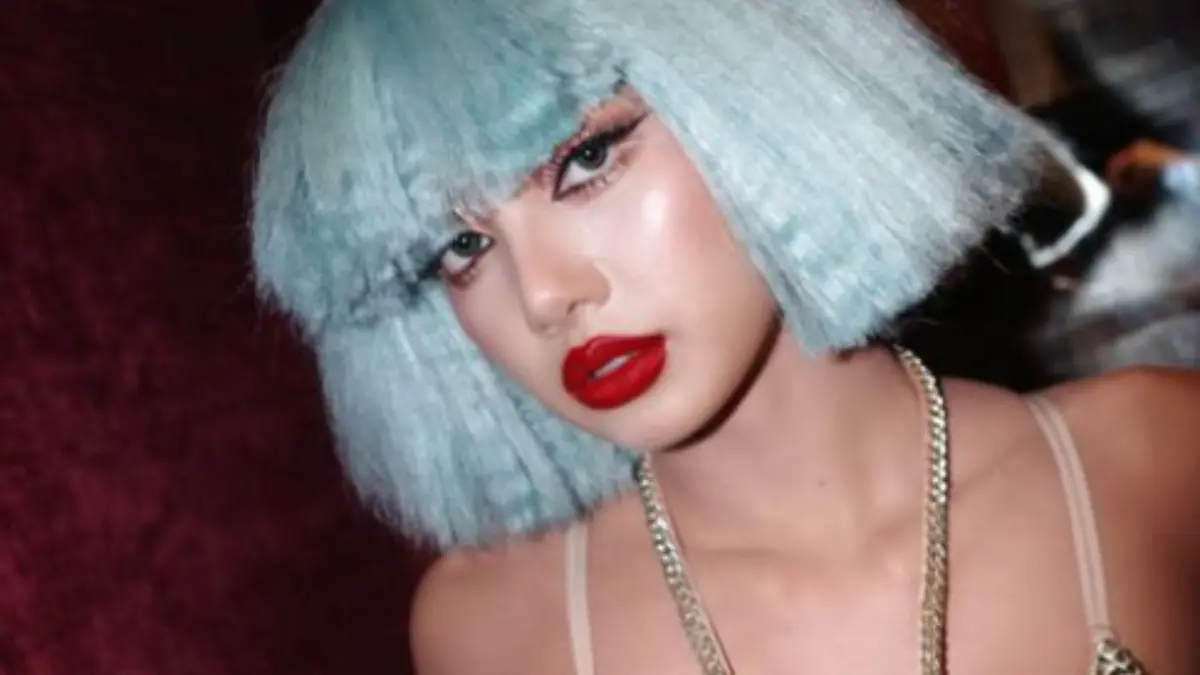 ▲Lisa分享瘋馬秀後台祕辛，她用愛心遮住事業線，也有高清OL造型。（圖／翻攝自LISA IG）