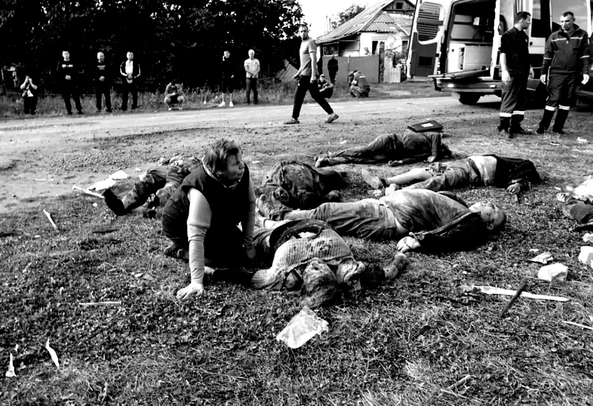 ▲俄羅斯飛彈轟炸烏克蘭東北部村莊的一間咖啡店和雜貨店，造成51名正在一起悼念陣亡士兵的民眾喪命。（圖／美聯社／達志影像）