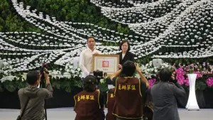 總統蔡英文到屏東送屏二分隊消防員鍾吉垣、陳柏翰、賴俊儒、施寶翔等四位英雄最後一程,並頒發褒揚令。(圖/記者鄭婷襄攝,2023.10.06) ▲總統蔡英文到屏東送屏二分隊消防員鍾吉垣、陳柏翰、賴俊儒、施寶翔等四位英雄最後一程,並頒發褒揚令。(圖/記者鄭婷襄攝,2023.10.06)