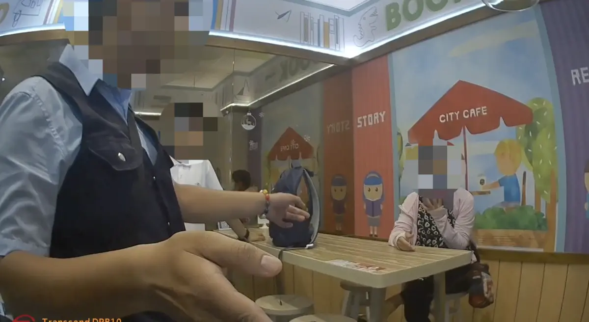 ▲詹姓婦人與車手二人的「投資對話」被一旁熱心民眾聽到詐騙關鍵字，遂立即報警。在警民合力下，成功逮捕張姓車手並查扣贓款等證物。（圖／記者郭凱杰翻攝）