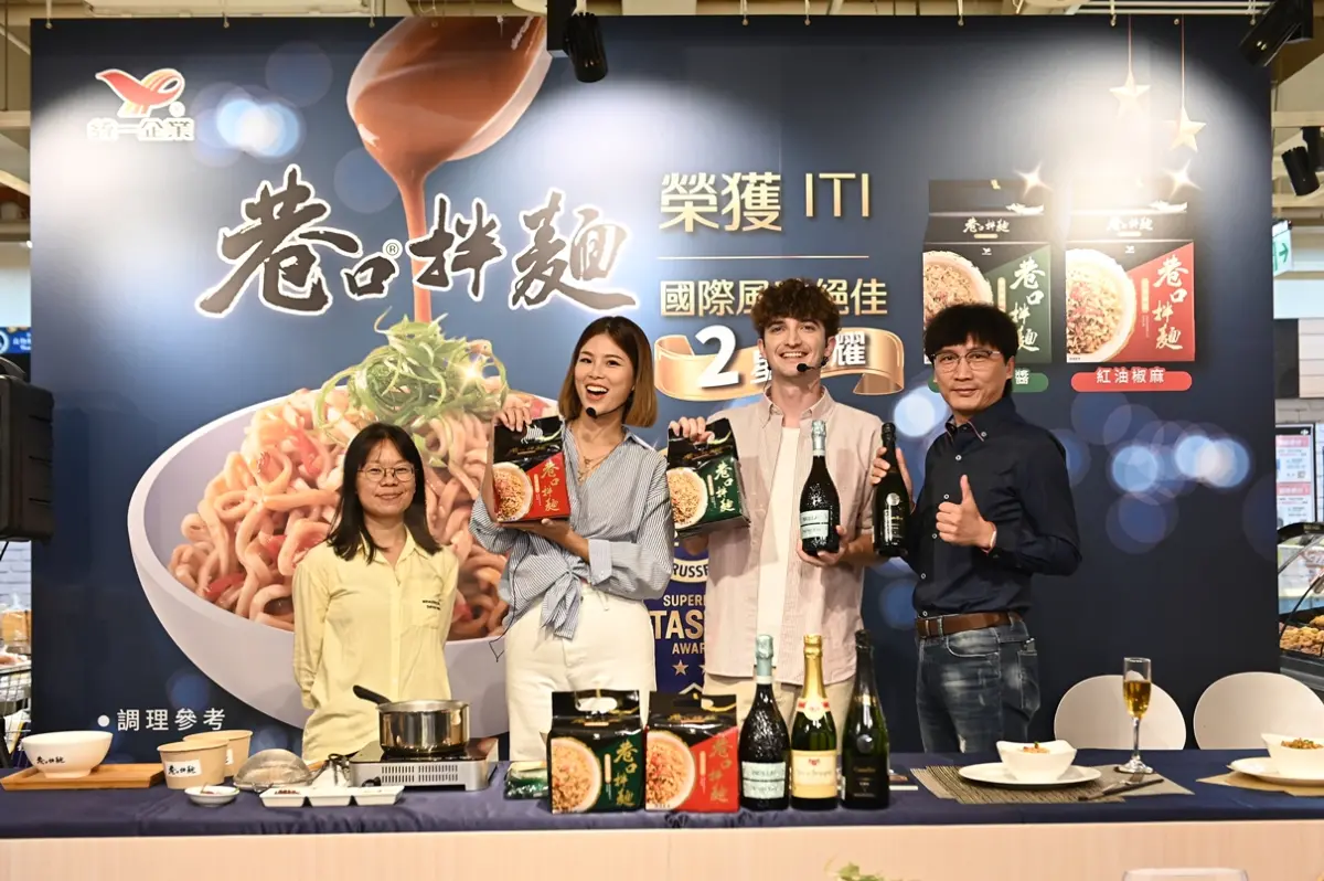 ▲知名法籍YouTuber 我是路易與未婚妻，吃過後讚不絕口，並再次認證巷口拌麵搭配酒吃更是絕配。（圖／品牌提供）