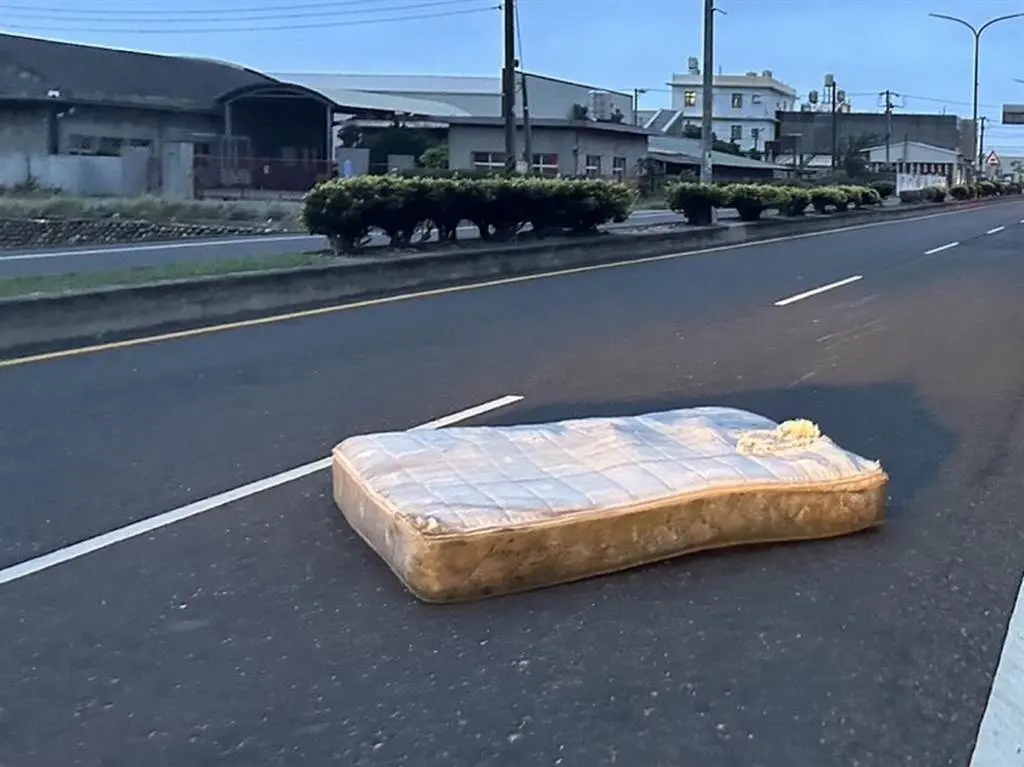 ▲許姓騎士遭廢棄床墊撞上，頭部出血一度失去呼吸心跳。（圖／翻攝畫面）