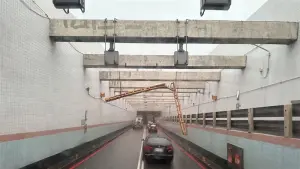 「限高架」遭撞斷！高雄過港隧道嚴重回堵　警方調撥車道疏導交通
