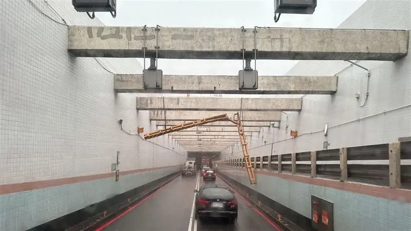 ▲限高架遭撞斷，導致過港隧道嚴重回堵。（圖／翻攝畫面）