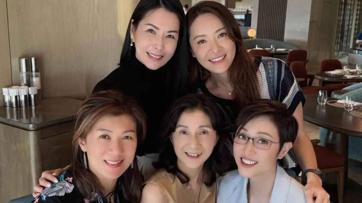 ▲《賭俠》陳法蓉（前排右一）過生日，歷屆港姐現身祝賀。（圖／翻攝自陳法蓉臉書）