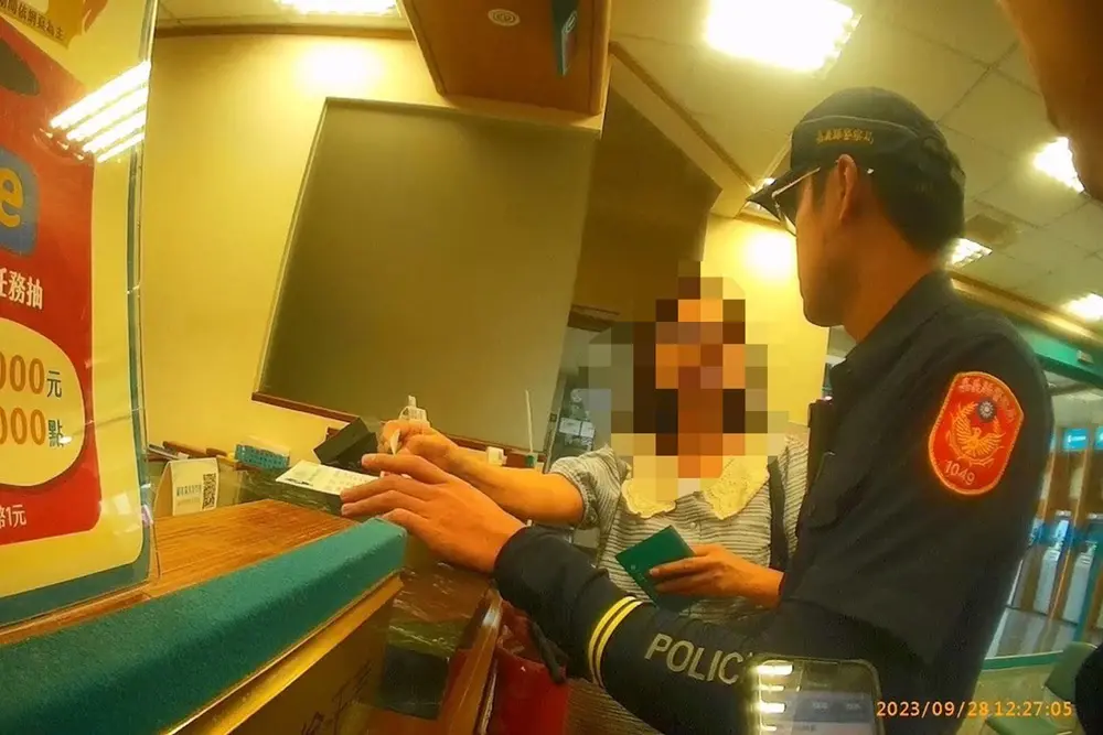 ▲玉山銀行朴子分行通報女子疑似遭詐騙，警方詳細解釋後，民眾恍然大悟及時保住血汗錢。（圖／朴子分局提供）