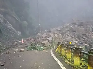 嘉義番路鄉公田路段落石坍方道路中斷 警方派員現場交管

