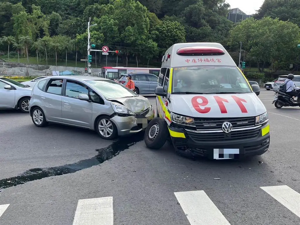 ▲救護車執勤途中意外遭小客車撞上。（圖／翻攝畫面）