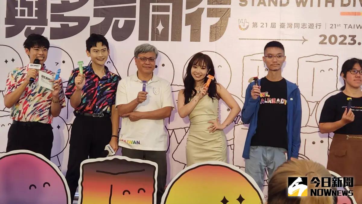 ▲台灣同志遊行28日登場，Kimberley陳芳語（右3）今（6）日為遊行上色，邀約大眾「與多元同行 Stand with Diversity」。（圖／記者李琦瑋攝，2023.10.06）