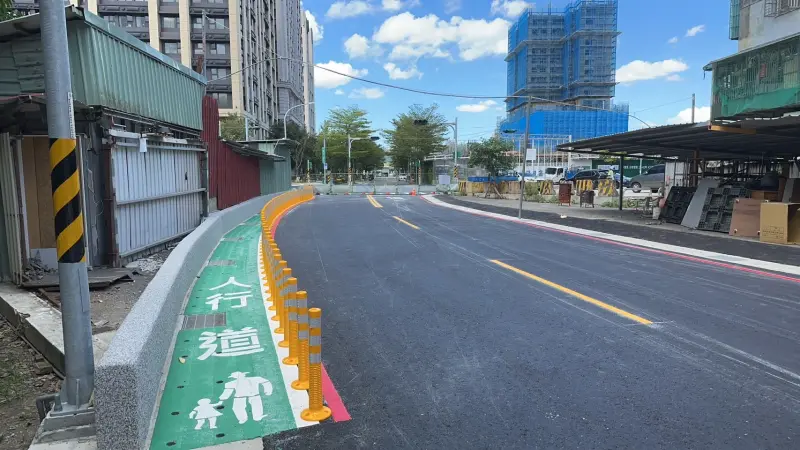 ▲台灣近年來重視行人路權議題，板橋中正路增設標線型人行道，使行人動線更安全。（圖 ／板橋區公所提供）