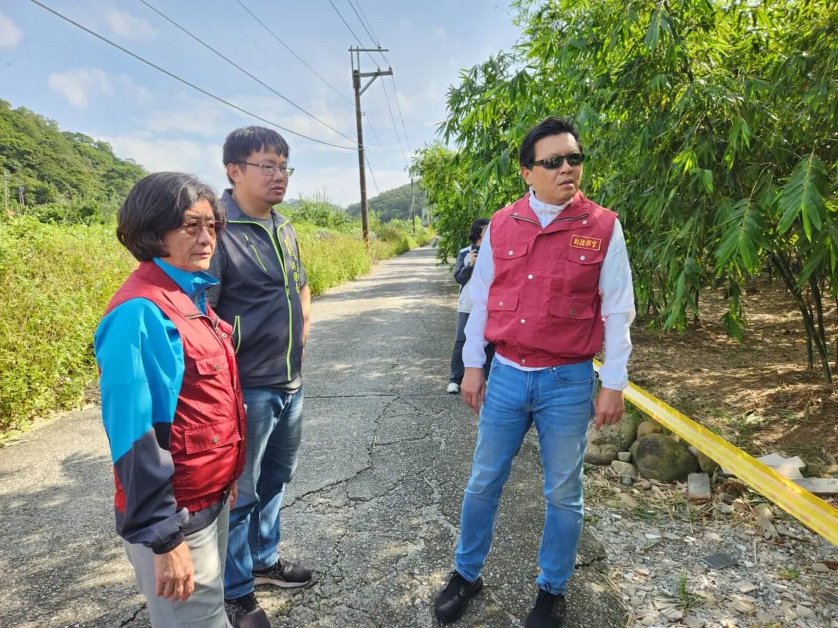 ▲新北市副市長朱惕之率區公所、衛生局所、環保局及清潔隊到八里長道坑筍園視察防治情形。（圖 ／新北市政府衛生局提供）