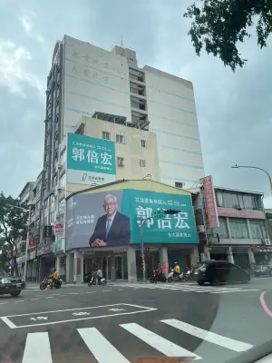 ▲郭倍宏在選區重要路口高掛廣告，引起側目。（圖／讀者提供）