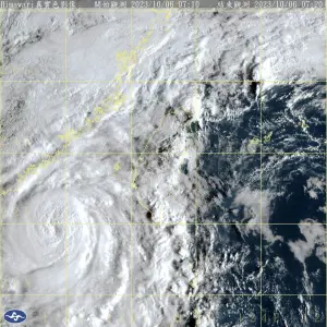 ▲小犬颱風對流雲系也很強，輕輕放過台灣。（圖／鄭明典）