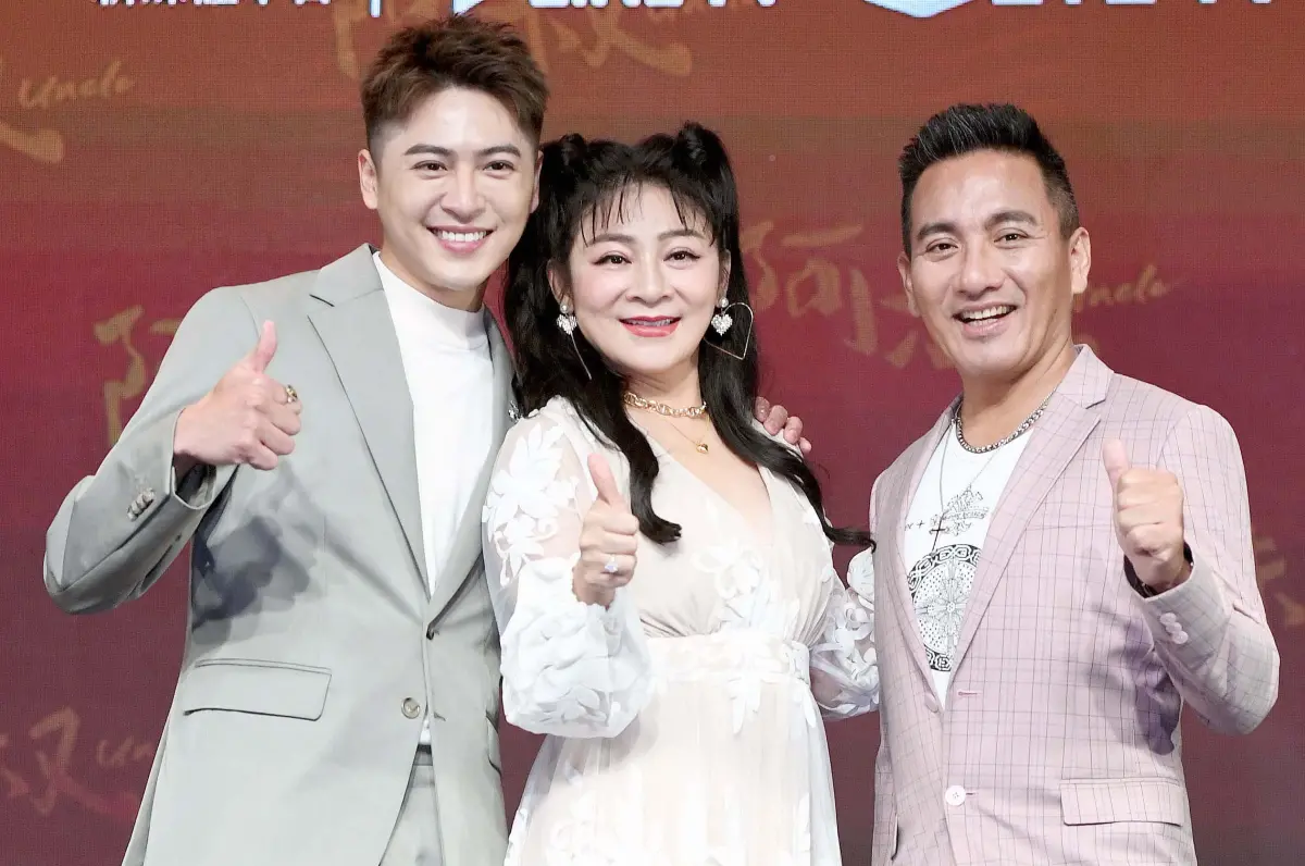 ▲王彩樺（中）和黃新皓（左）、民雄出席記者會，透露女兒黃于庭最愛綜藝大哥是吳宗憲，並且透露和張晨光緣分。（圖／華視提供）