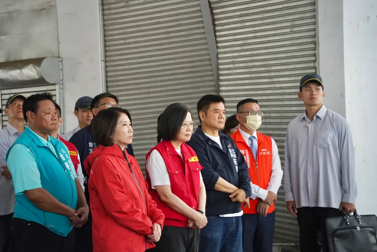 ▲總統蔡英文今（6）日上午參加明揚大火殉職消防員聯合公祭後，即由周春米縣長陪同南下滿州鄉勘災。（圖／屏東縣政府提供）