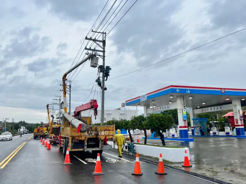 ▲滿州屏200線電線桿被吹倒43根，造成全鄉大停電，台電加緊搶修。（圖／屏東縣政府提供）