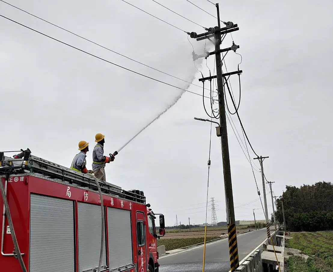 ▲小犬颱風襲台，對於彰雲嘉沿海地區，造成罕見「強風無雨」的特殊狀態，引起嚴重鹽塵害，進而影響復電進度。（圖／台電提供）