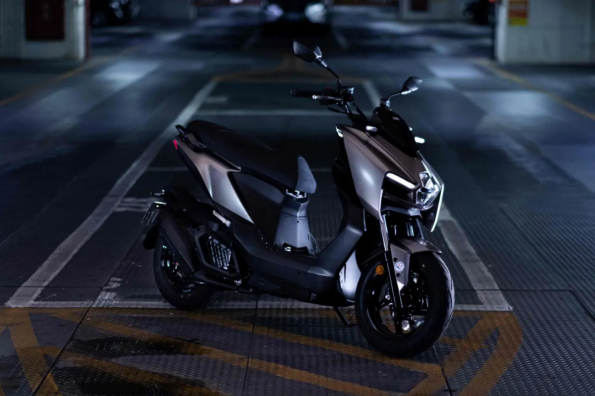 ▲明年政府購車補助減少前，各家車廠推出許多車款及購車優惠，SYM前陣子推出的美型跑旅-MMBCU、另外台是Kymco剛上市的RomaGT，究竟哪邊能出線奪得勝利。(圖／品牌提供）