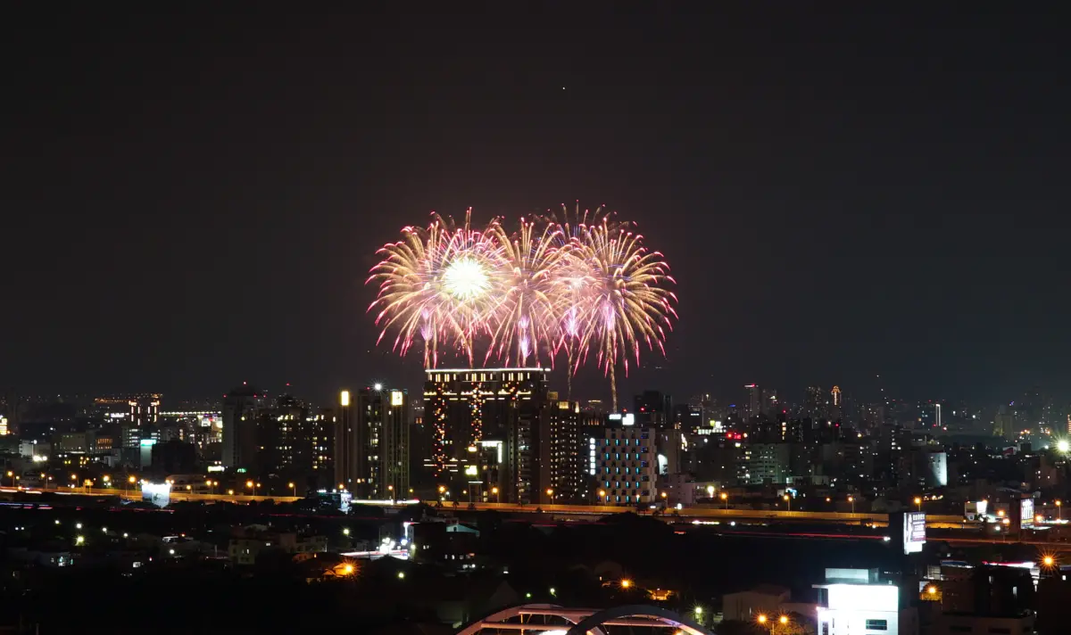 ▲全民瘋國慶焰火，台中福華居地利，在高樓層住房用餐，賞焰火不必人擠人。（圖/福華飯店提供）