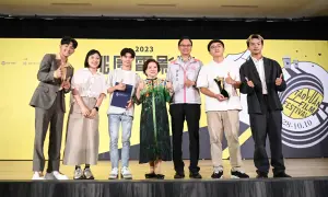 ▲桃影最大贏家《橋頂少年》，演員林毓家（左起）、製片蔣佳妤、演員陳俞諺、嘉賓陳淑芳、桃園市市長張善政、導演張不乙、演員陳泰河。（圖／桃園電影節）