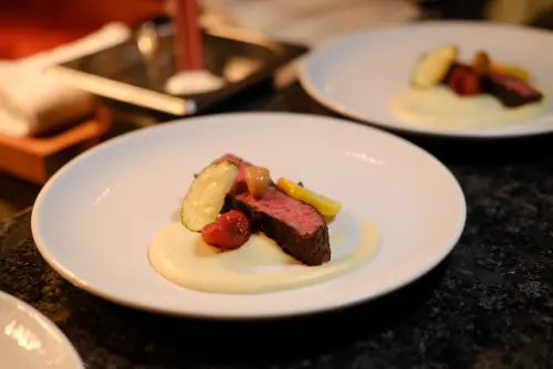 ▲燒烤區提供現烤厚切肋眼牛排。（圖／記者葉盛耀攝）