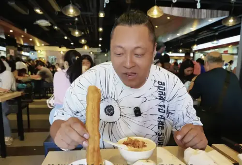 陸網紅來台灣玩「整路狂讚美食」！一票台人罕見認同：是國旅救星
