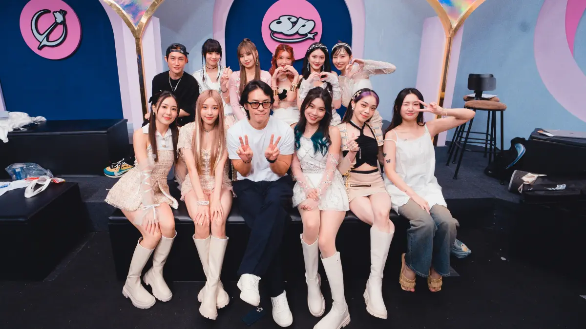 ▲BLACKPINK演唱會舞台總監BK（前排左3）特地來台指導日光之橙在《未來少女》的最後一場公演，特別稱讚台灣女孩舞蹈實力堅強。前排左起為Ashlee、Cherry、BK、鄭玉歆、Phoebe、韓國老師，後排左起為日光之橙製作統籌Honey、Bonnie、宥彤、Xiyeon、閃閃、麻由。（圖／MUGEN無限夢想提供）