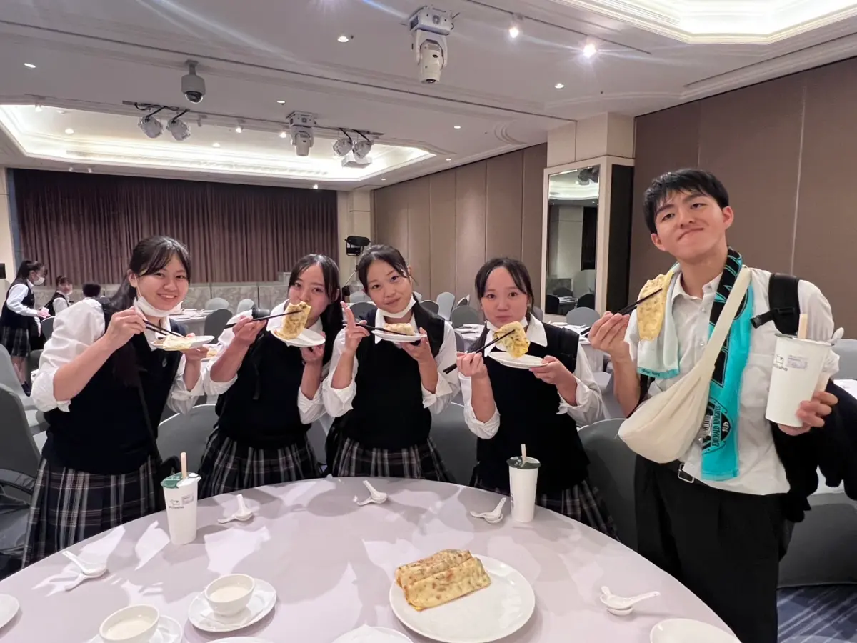 ▲日本翡翠騎士抵台，今（7）日吃到最台、最在地宵夜「蛋餅、杏仁茶、油條、玉米濃湯」，學生覺得新奇、好吃。（圖／文總提供）