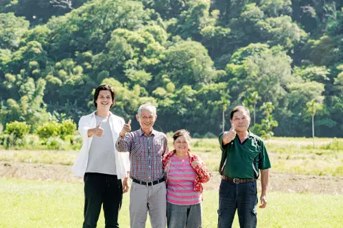 ▲茶籽堂創辦人趙文豪（左一）與南澳契作農民合影。（圖／茶籽堂提供）