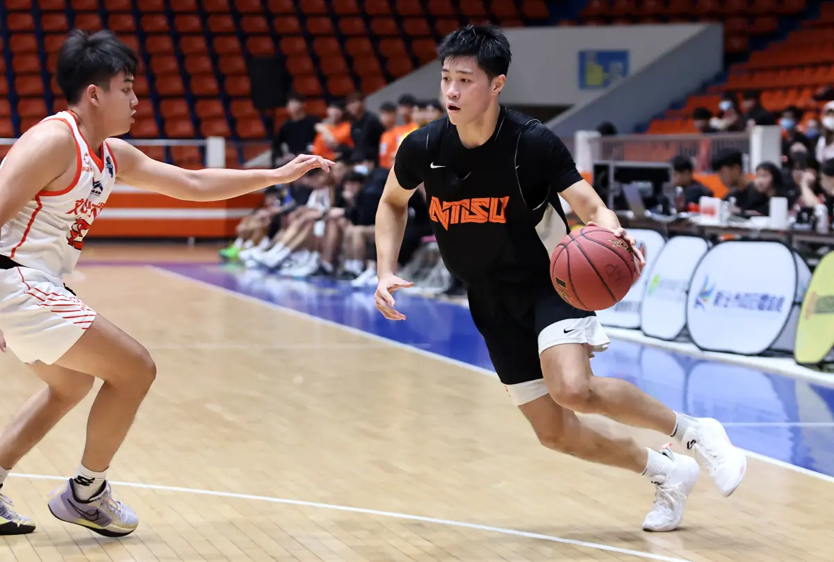 ▲國體陳冠中(右)率領球隊單日二連勝。官方提供