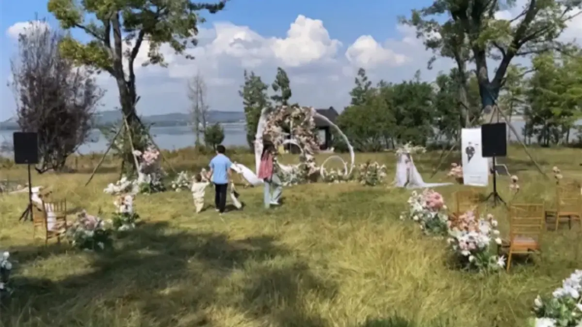 ▲江蘇省徐州市近日發生婚禮備用場地疑似遭村民連夜洗劫、搬空的事件。（圖／翻攝自微博）