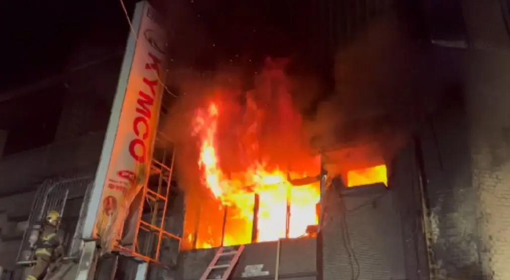 ▲7日凌晨，台南市安南區公學路某機車行發生火警，且現場不斷傳出爆炸聲響，台南市消防局獲報，隨即出動人車趕往救援，並救出一名受困的80多歲民眾。（圖／翻攝畫面）