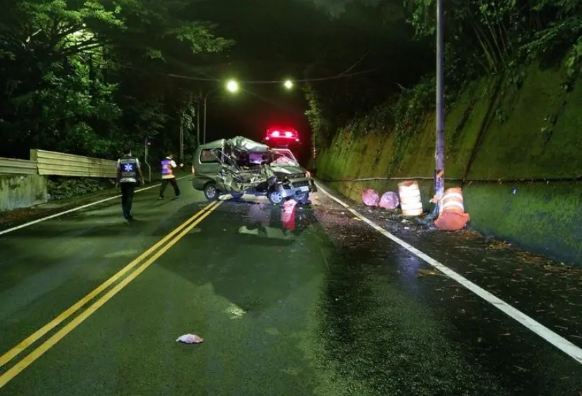▲7日凌晨，高雄六龜新發大橋，發生一起自撞車禍，一台小貨車疑似速度過快自撞山壁，車上2人均意識不清，送醫搶救後宣告不治。（圖／翻攝畫面）