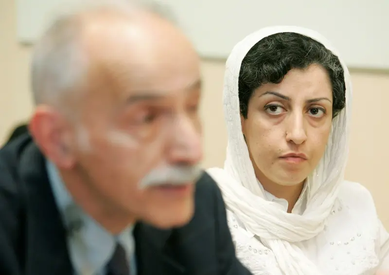 ▲伊朗人權女鬥士穆罕默迪（右）榮獲2023年諾貝爾和平獎。資料照。（圖／美聯社／達志影像）