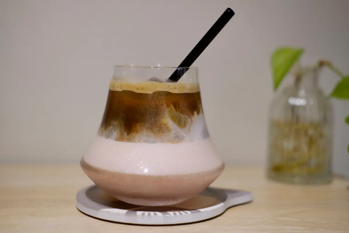 ▲台中的咖啡店「Come Late Caf'e」的招牌拿鐵，外觀看似無異，其實底層加了一匙有「台中神醬」之稱的東泉辣椒醬。（圖／記者葉盛耀攝）