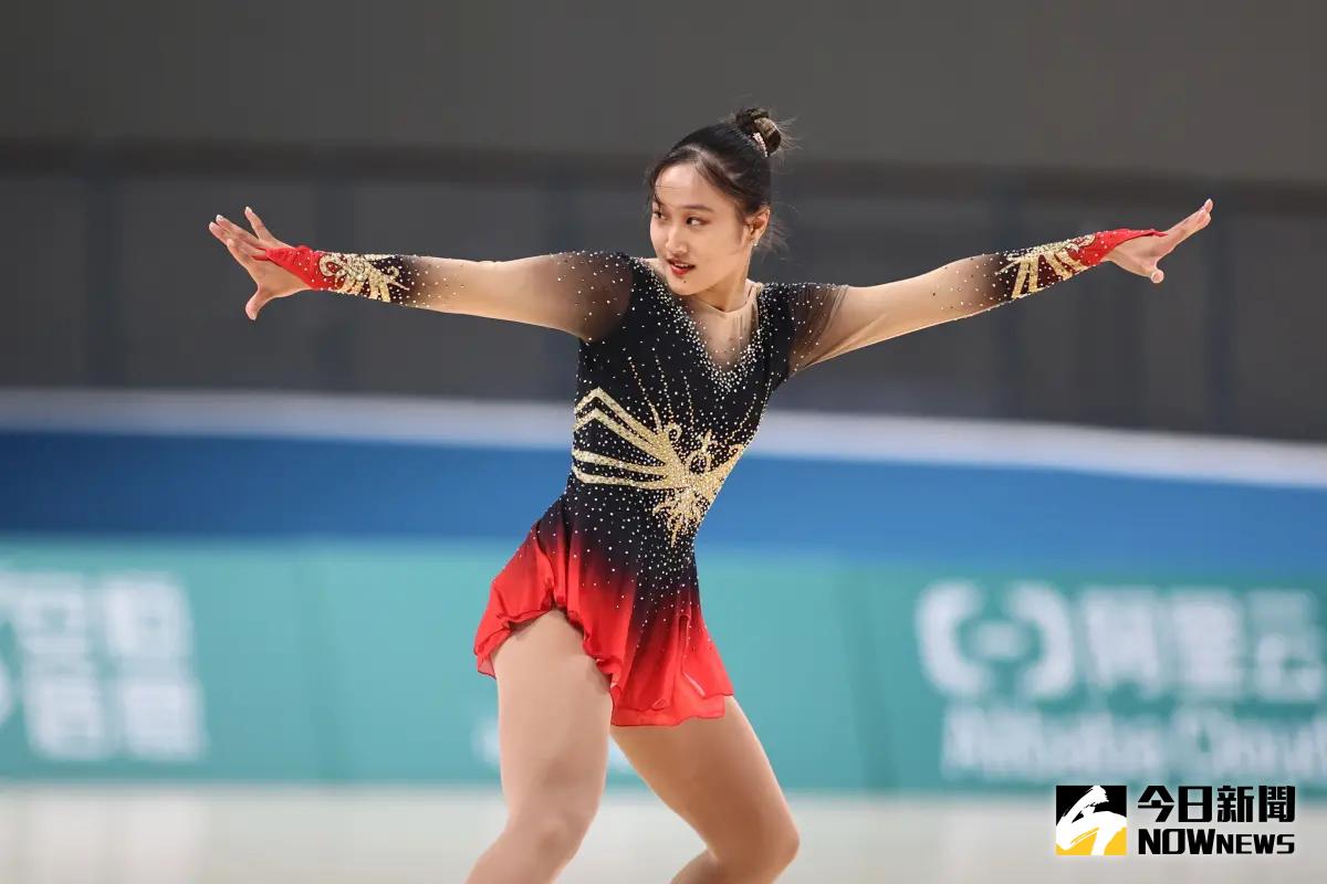 ▲杭州亞運滑輪花式溜冰女子個人長曲決賽，中華隊洪筱晴和張緻如聯手出擊，力抗日本強敵藤倉美喜，最終洪筱晴兩日總合拿下94.38分，摘下金牌，張緻如則是79.51分，中華隊順利金包銅。（圖／特派記者葉政勳攝）